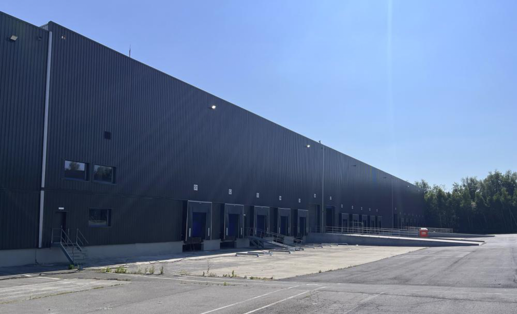 Immeuble mixte entrepot-bureaux - te huur - 1400 Nivelles